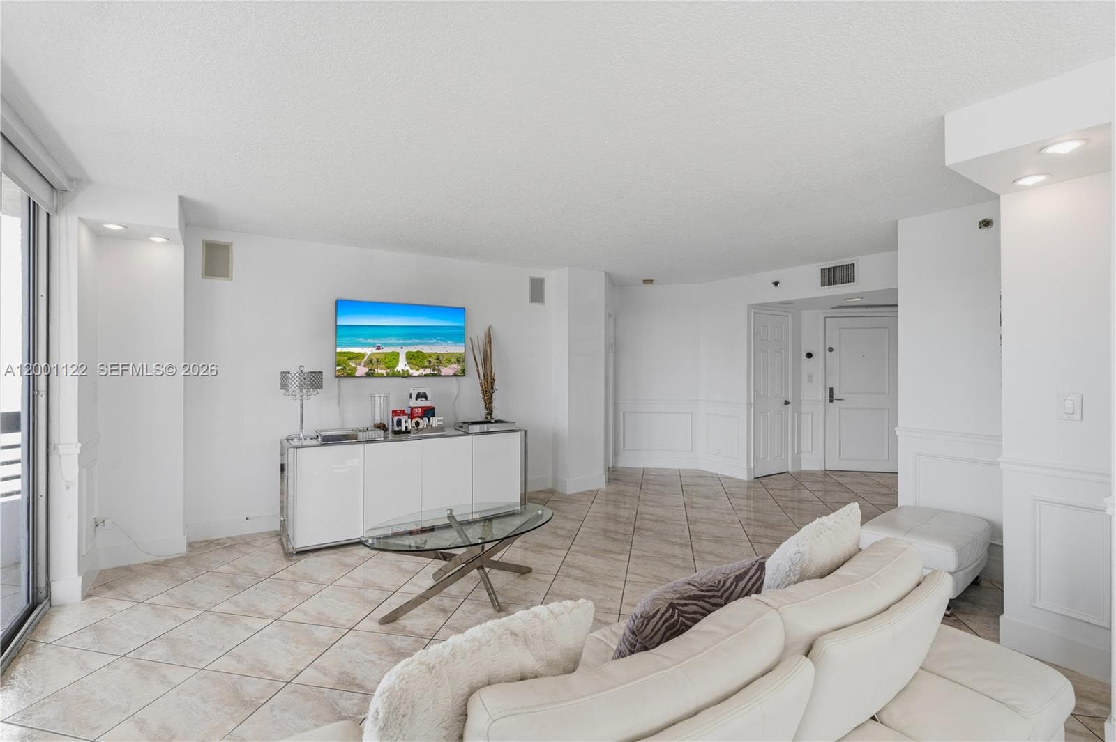 3600 Mystic Pointe Dr 513 photo 3