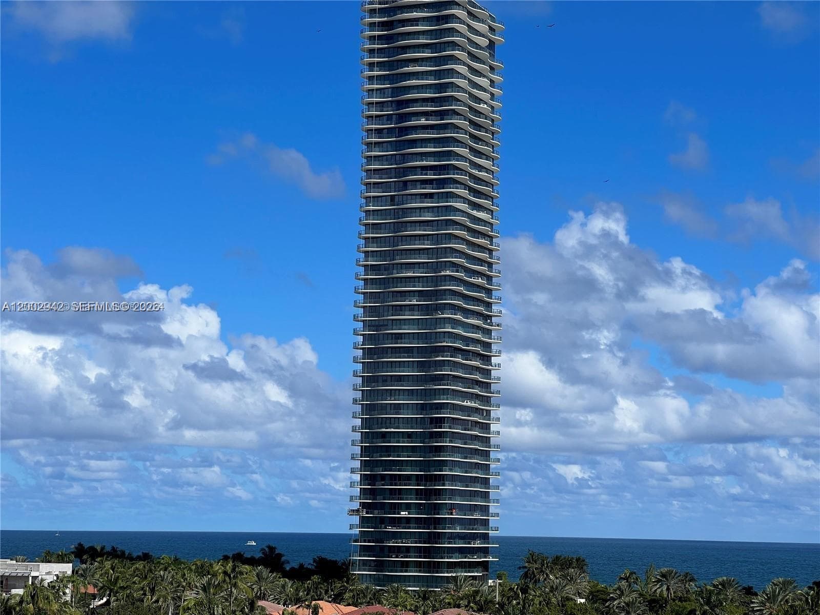 19380 Collins Ave 818 photo 2