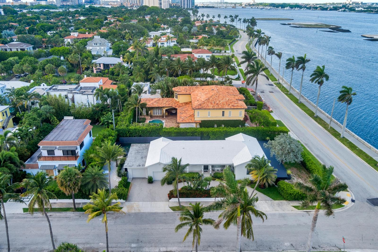185 Almeria Road 2
