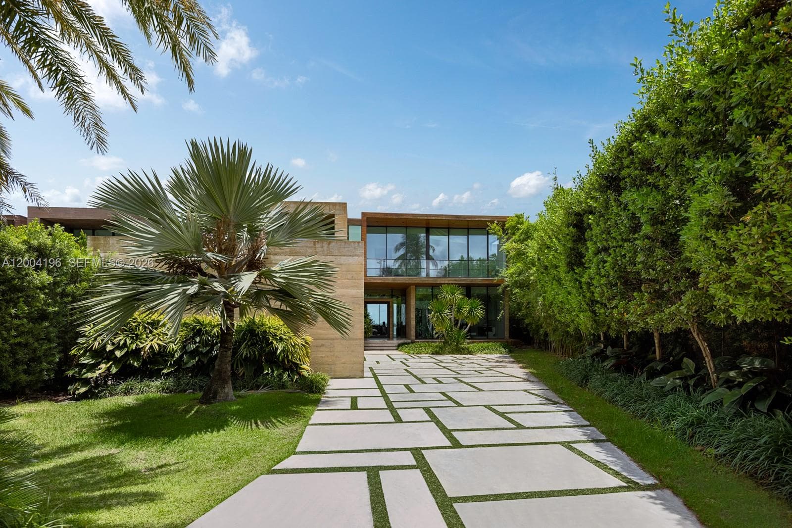 825 Dilido Dr photo 2
