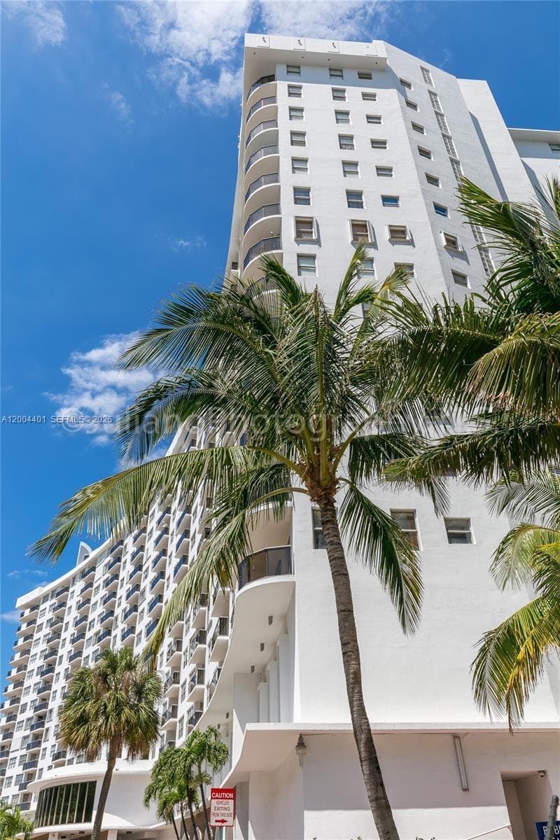 6039 Collins Ave 1415 photo 18