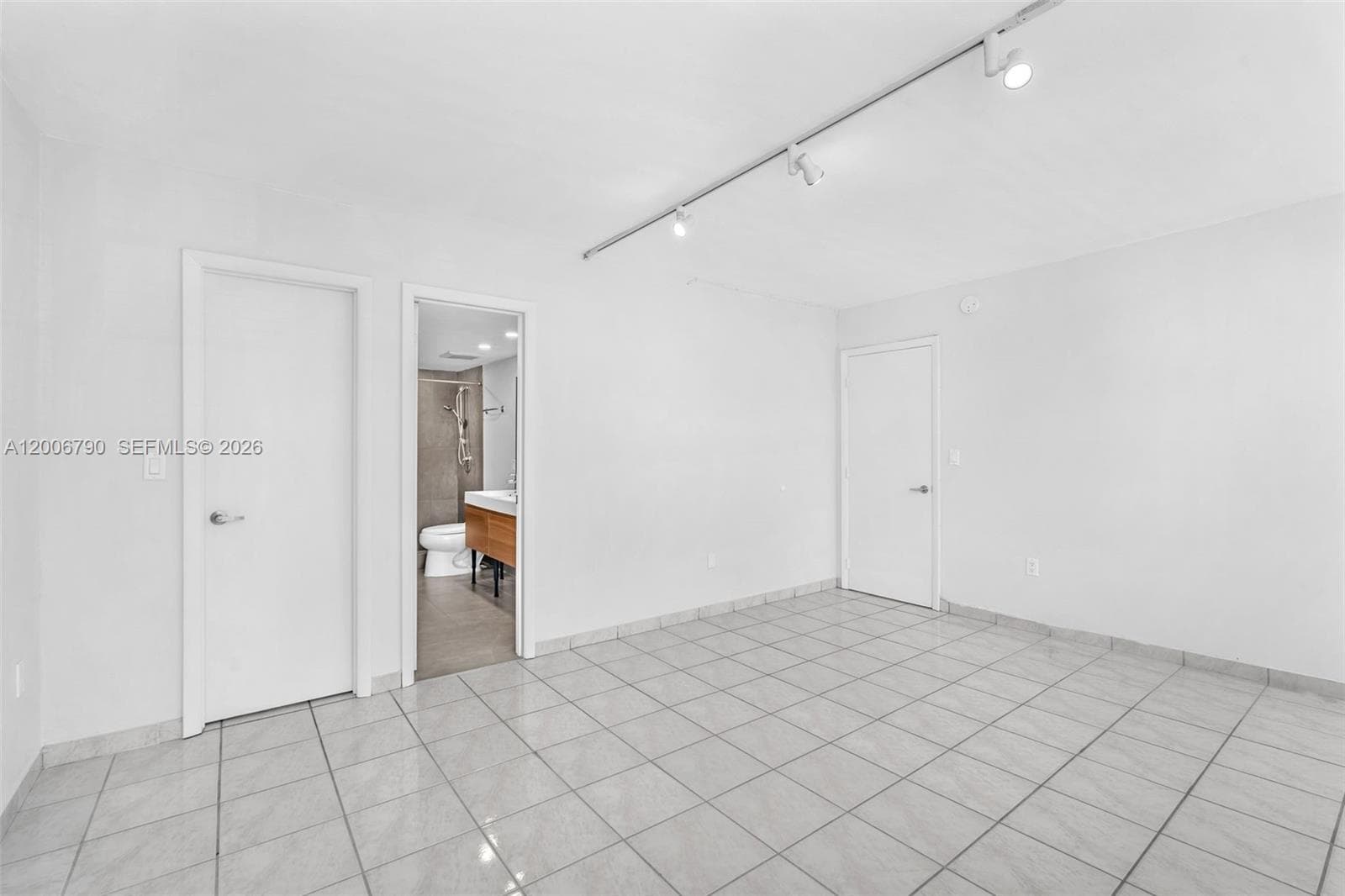 5313 Collins Ave 204 photo 17