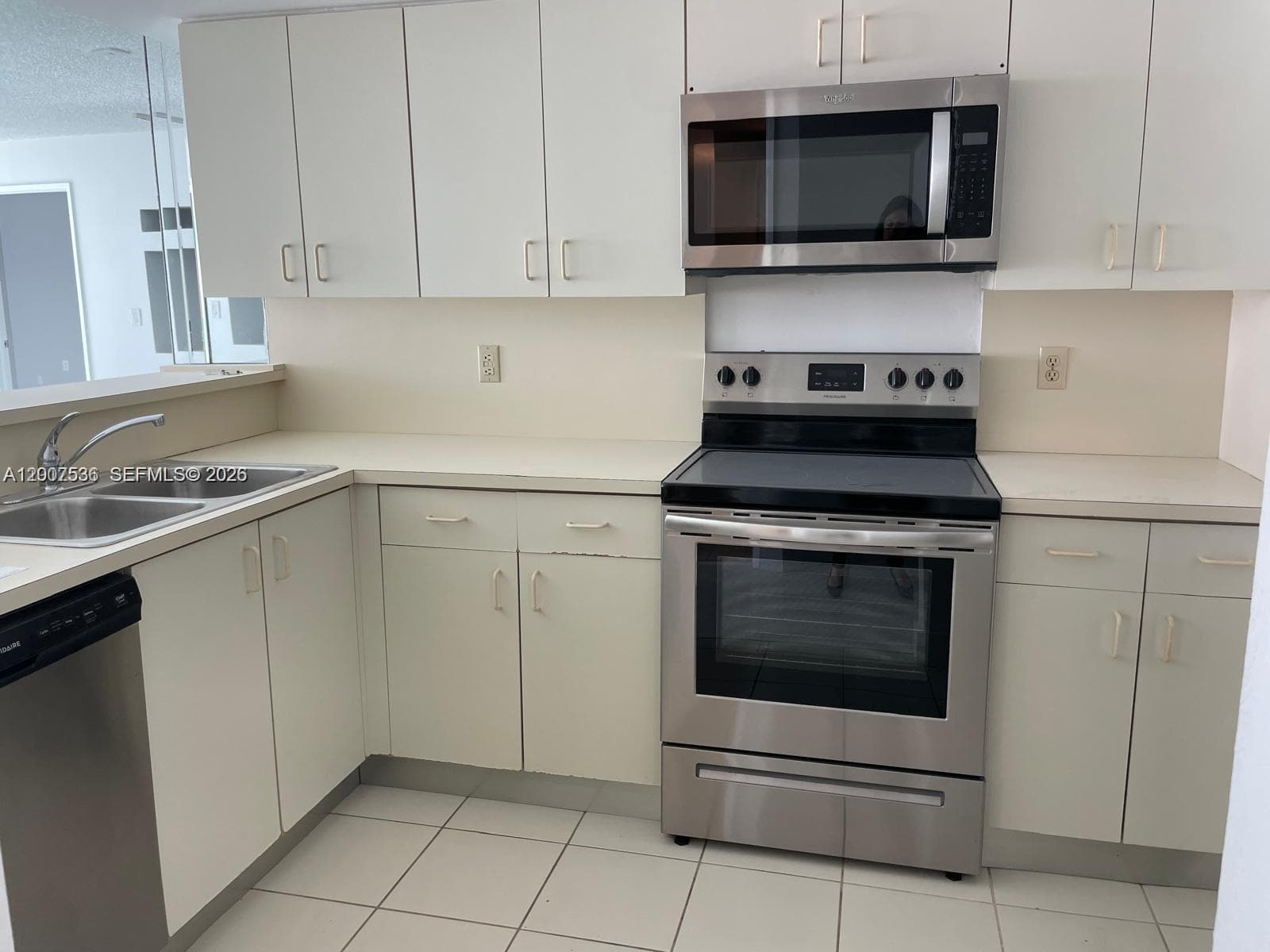 5880 Collins Ave 1006 photo 1