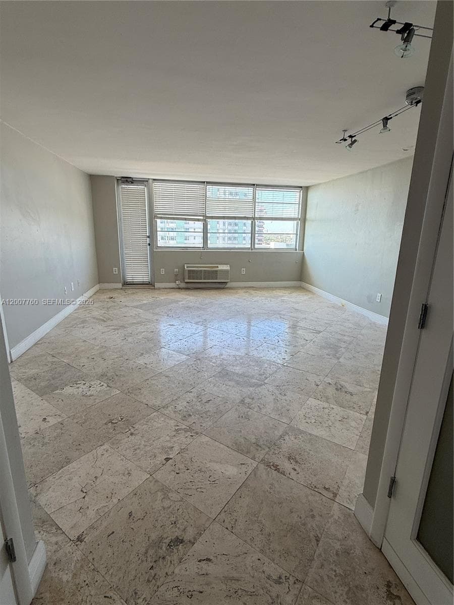 5313 Collins Ave 1110 photo 2