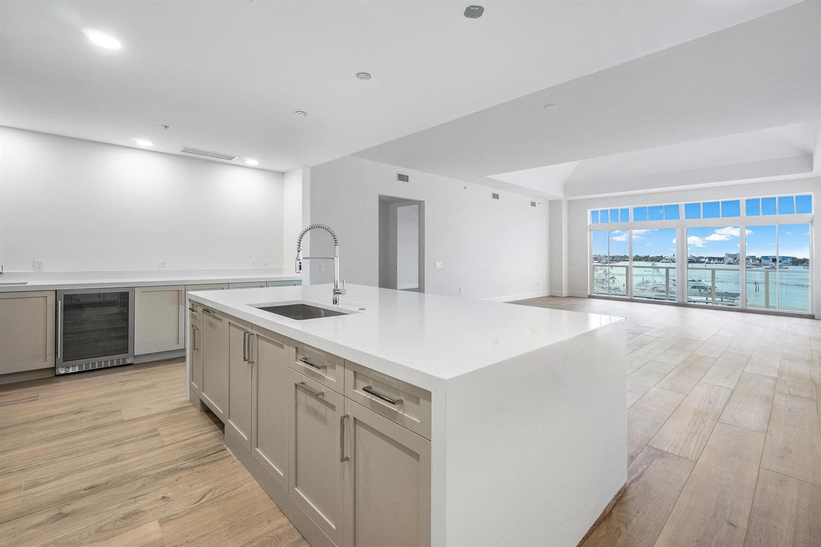 180 Lake Drive 2103 photo 17