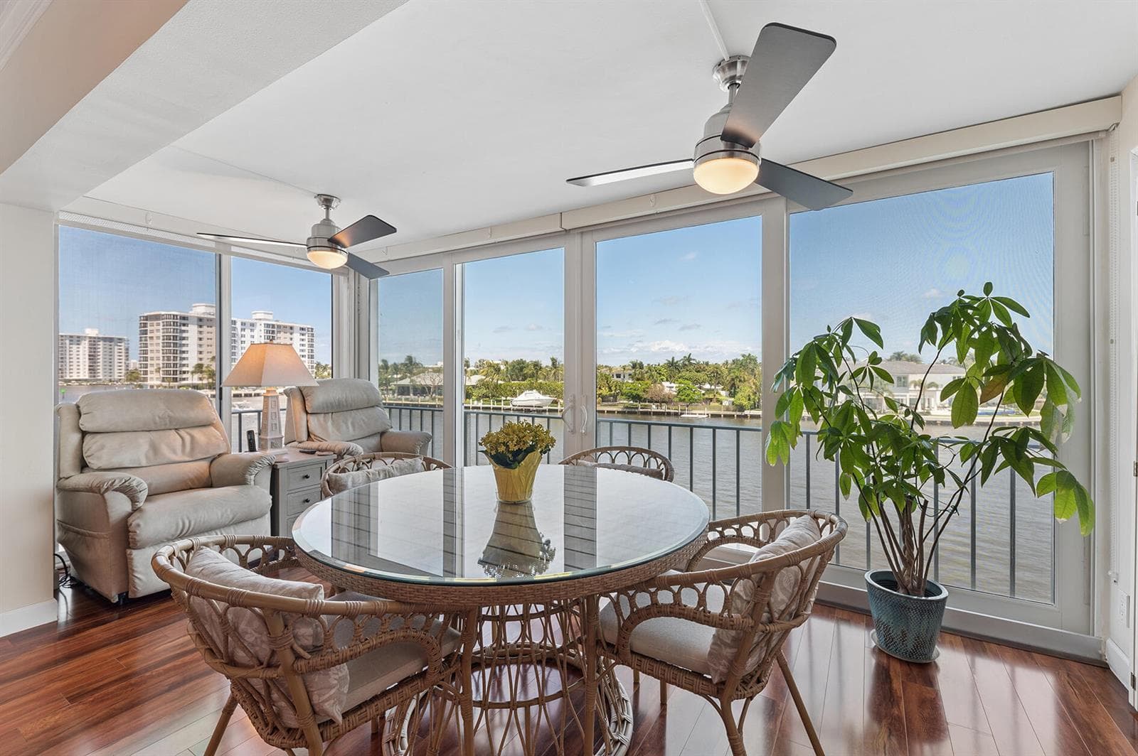 555 SE 6th Avenue 3d photo 2