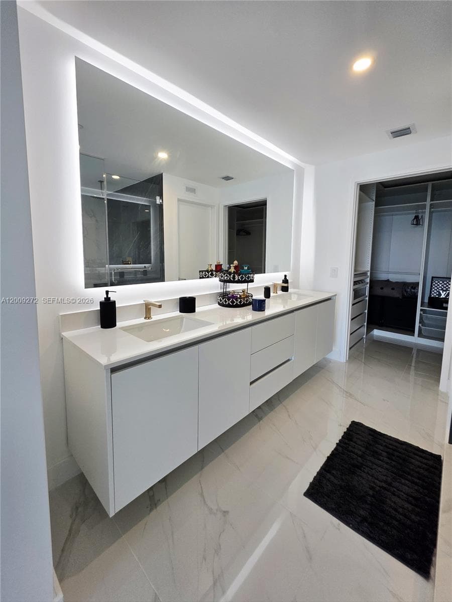700 NE 24 St 3903 photo 6