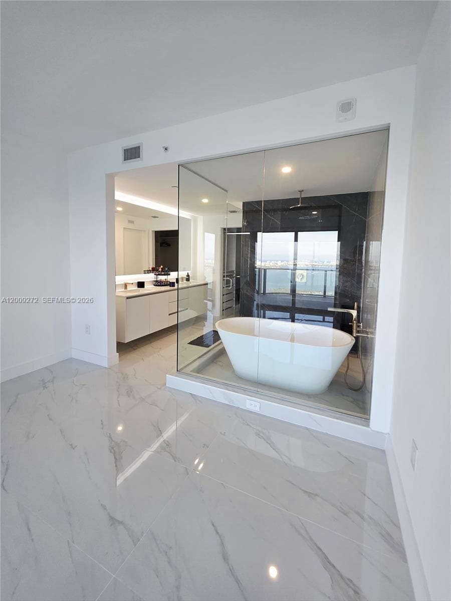 700 NE 24 St 3903 photo 7