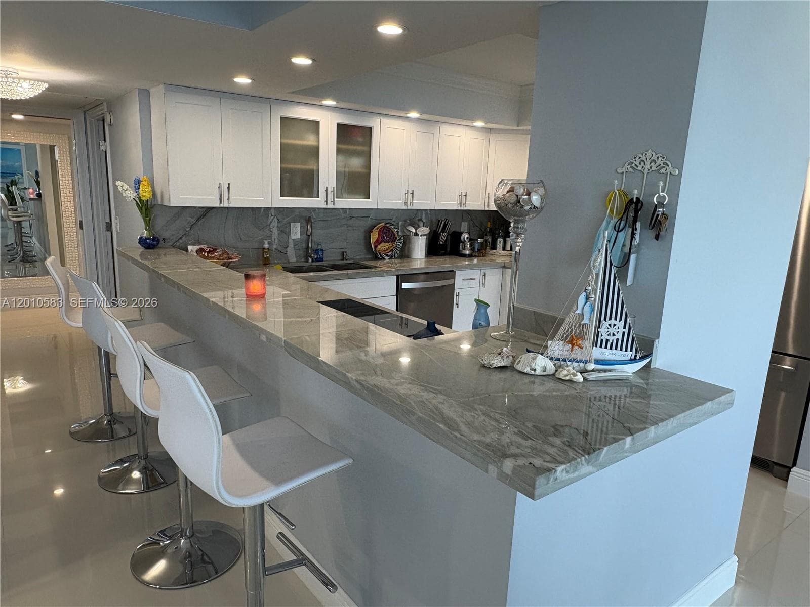 2030 Ocean Dr 1812 photo 9