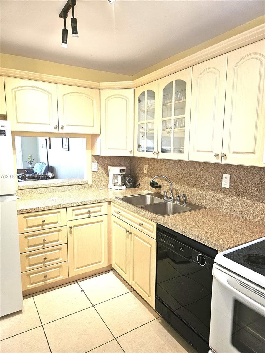 2097 S Ocean Dr 305 photo 13