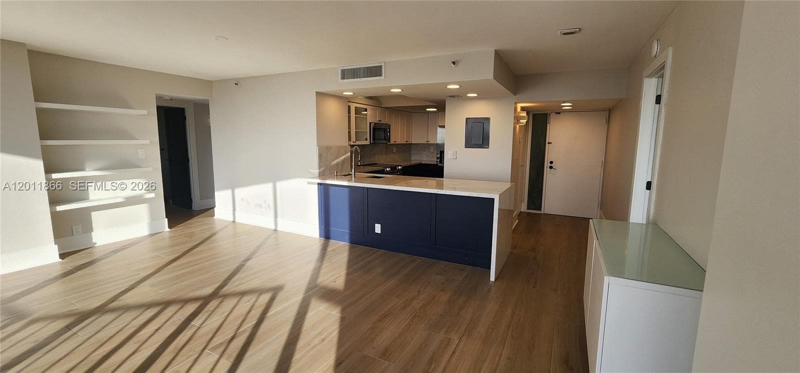 7601 E Treasure Dr 1411 photo 5