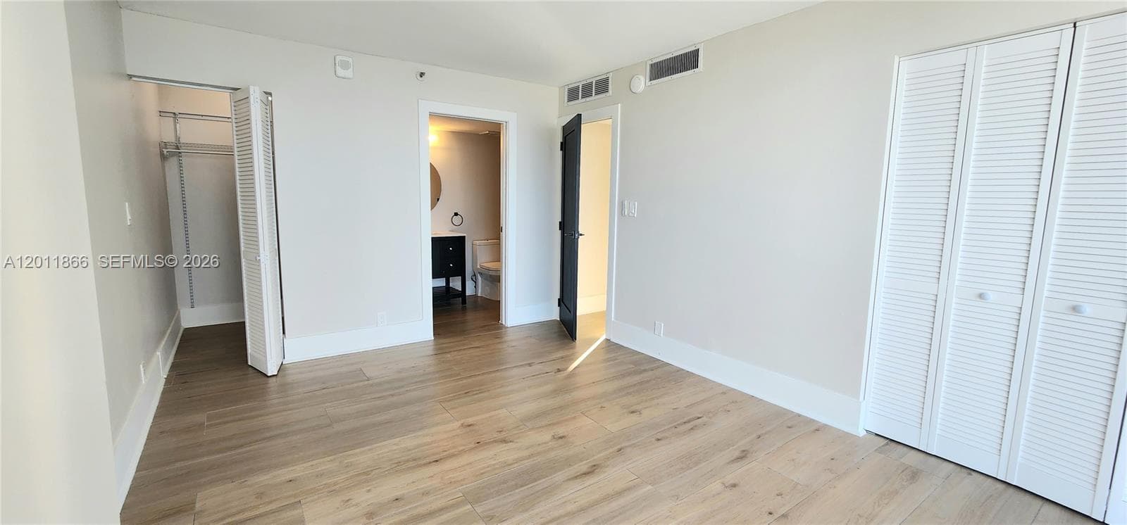 7601 E Treasure Dr 1411 photo 9