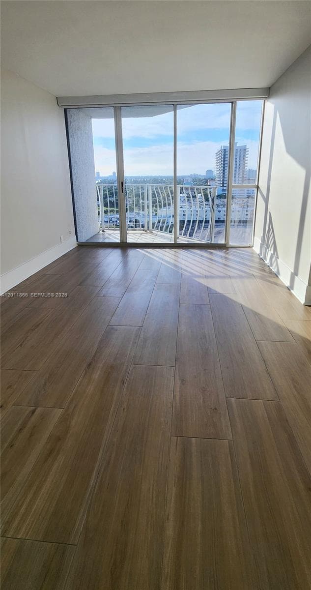 7601 E Treasure Dr 1411 photo 10