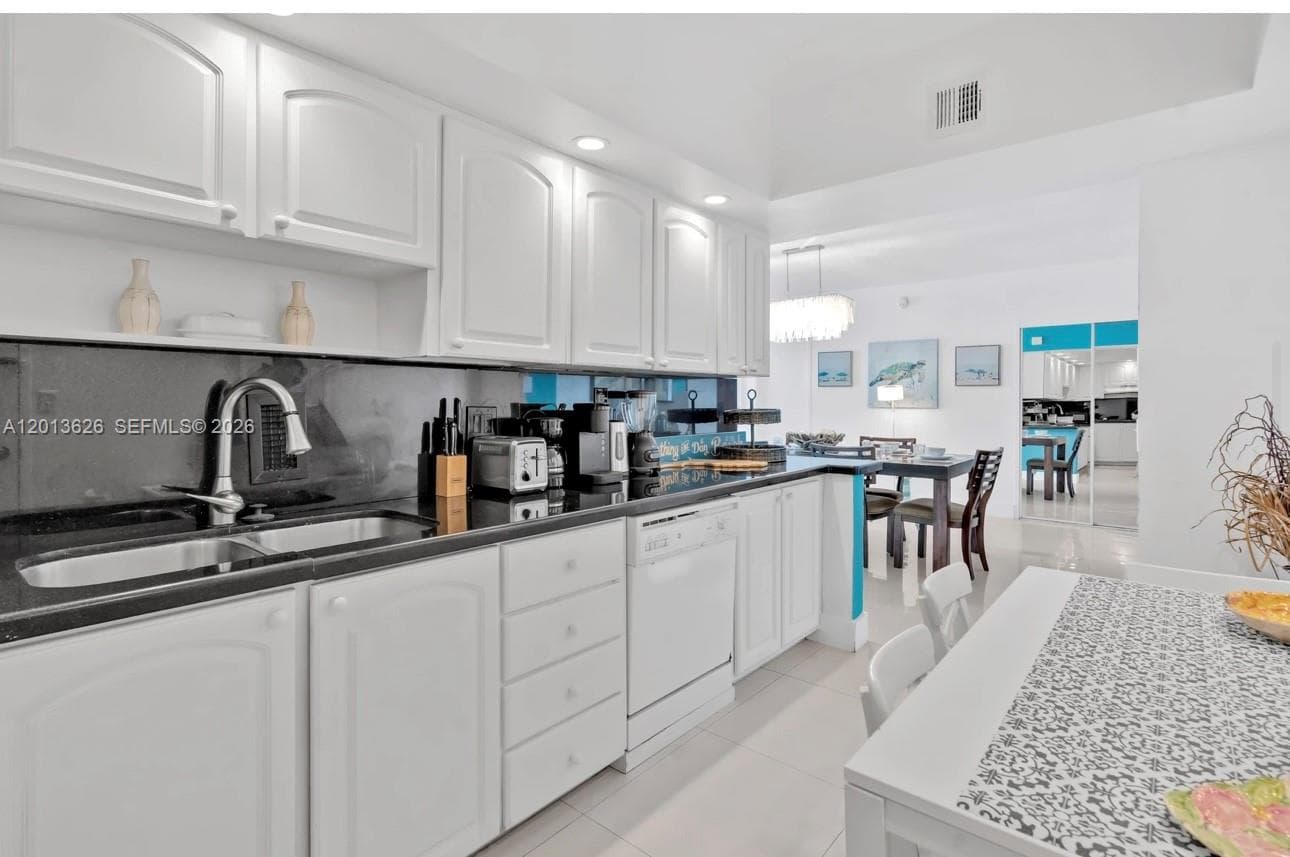 4001 Ocean Dr 3