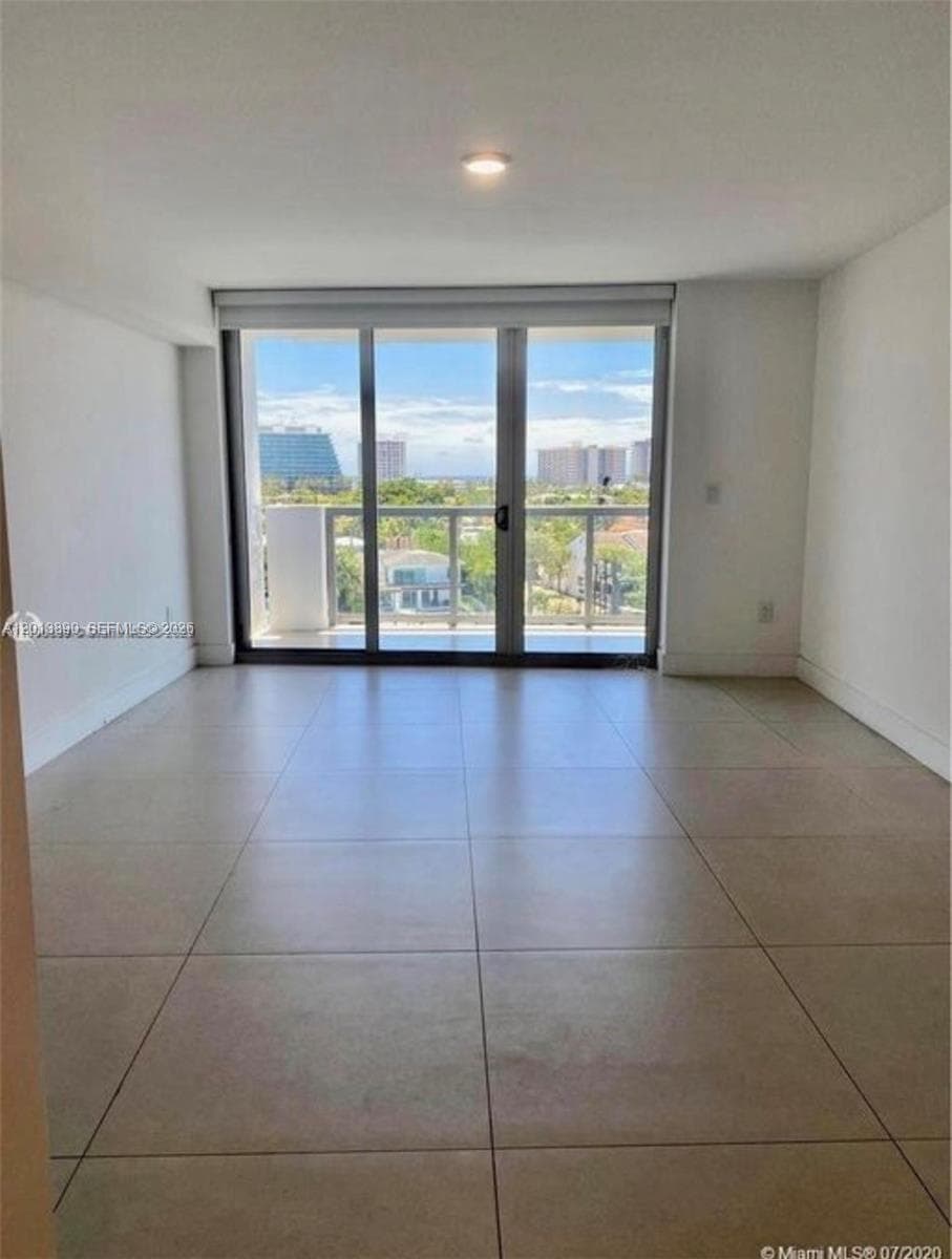 9261 E Bay Harbor Dr 704 photo 3