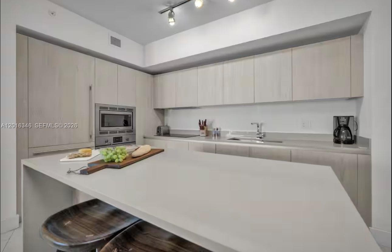4111 Ocean Dr 5