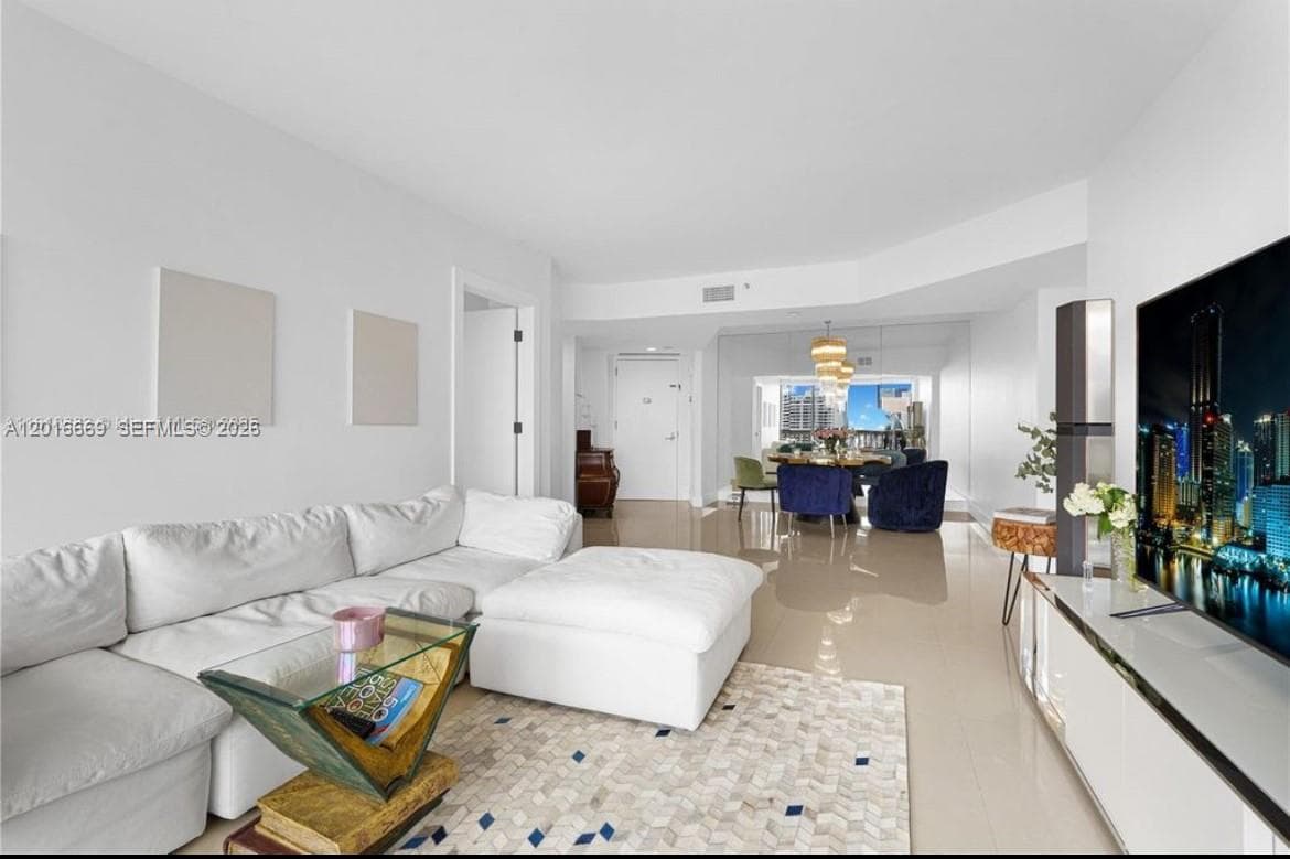 1000 W Island Blvd 2508 photo 2