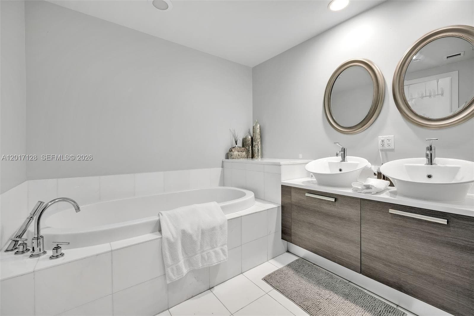 2950 NE 188th St 403 photo 22