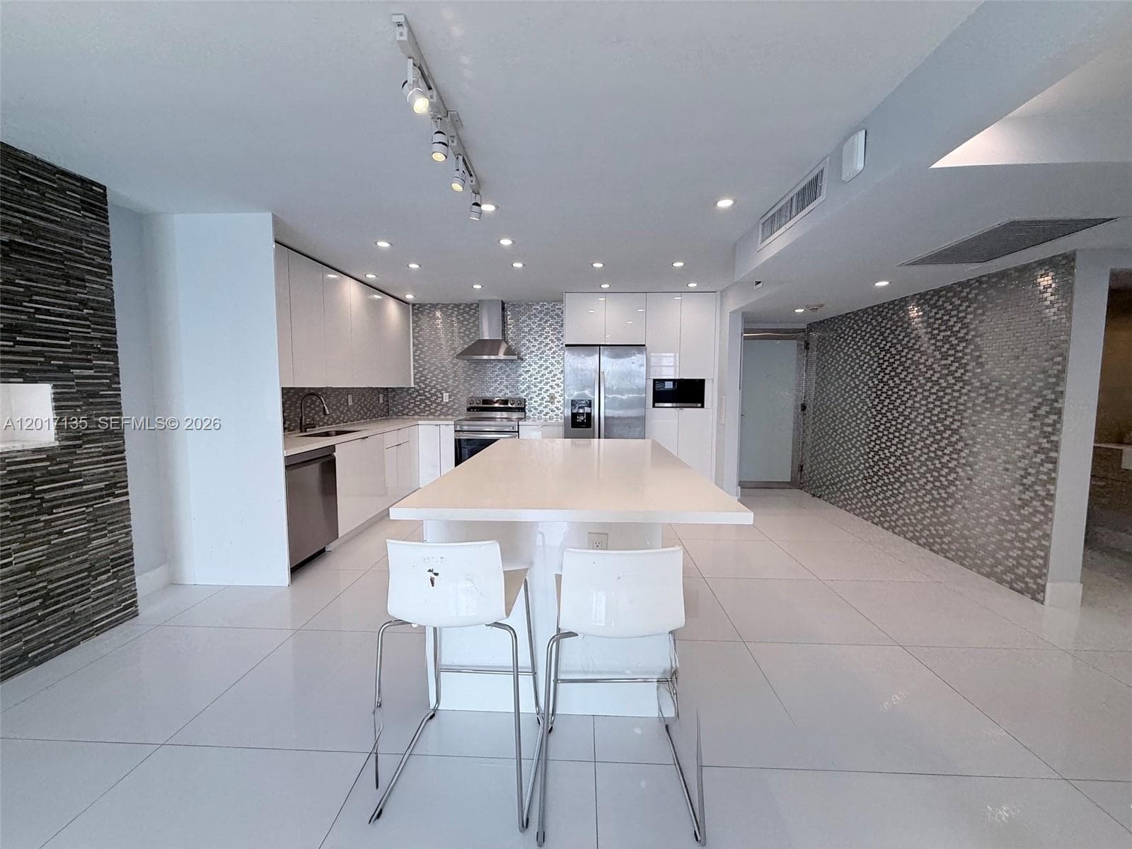 19390 Collins Ave 907 photo 3