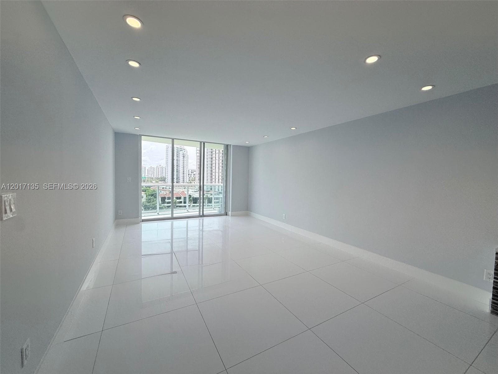 19390 Collins Ave 907 photo 5