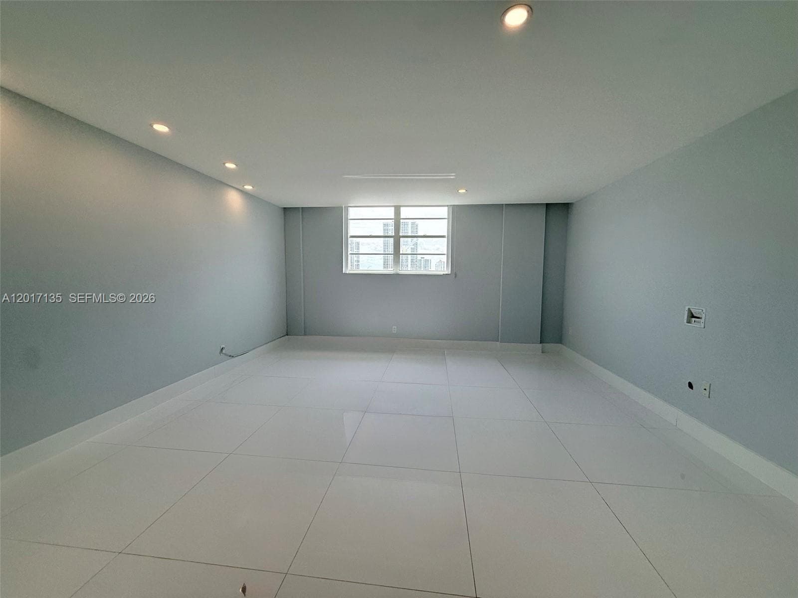 19390 Collins Ave 907 photo 8