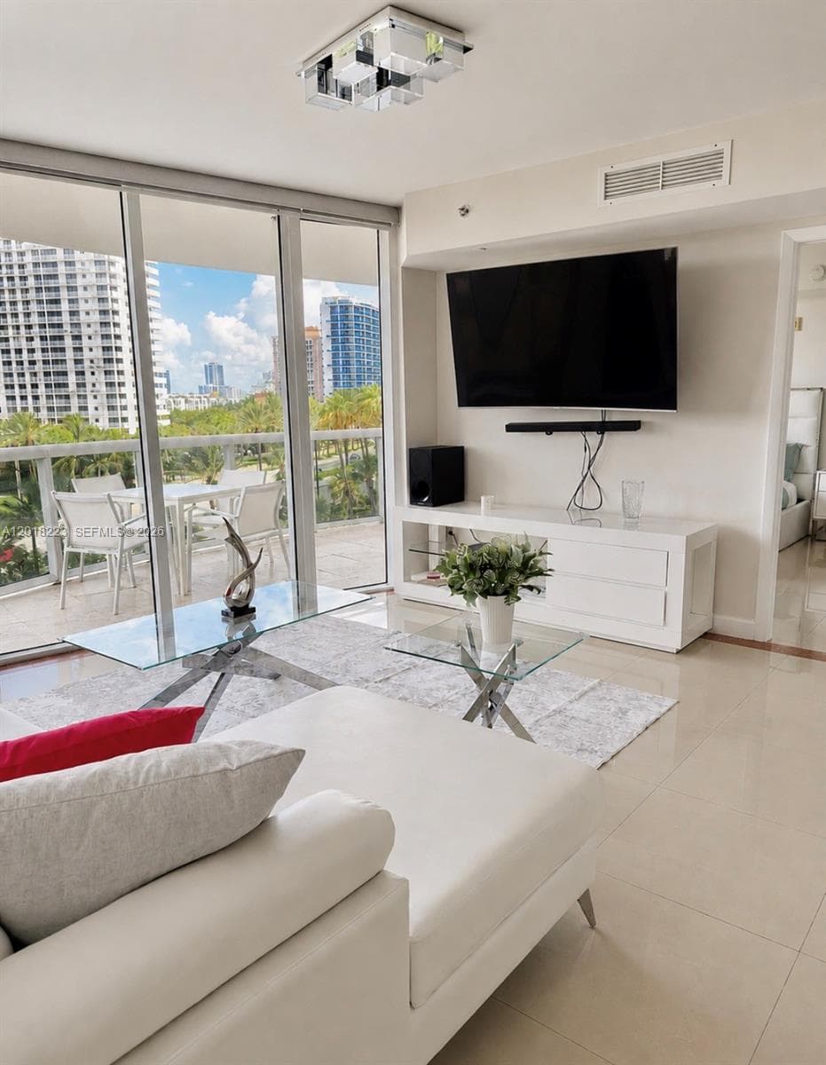 17201 Collins Ave 506 photo 4