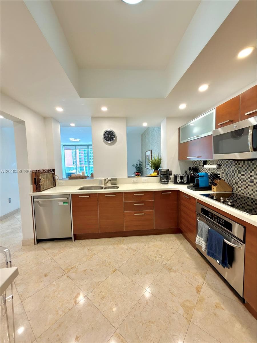 3330 NE 190th St 1610 photo 10