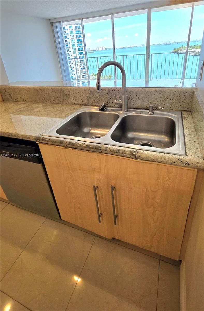 7601 E Treasure Dr 1516 photo 22