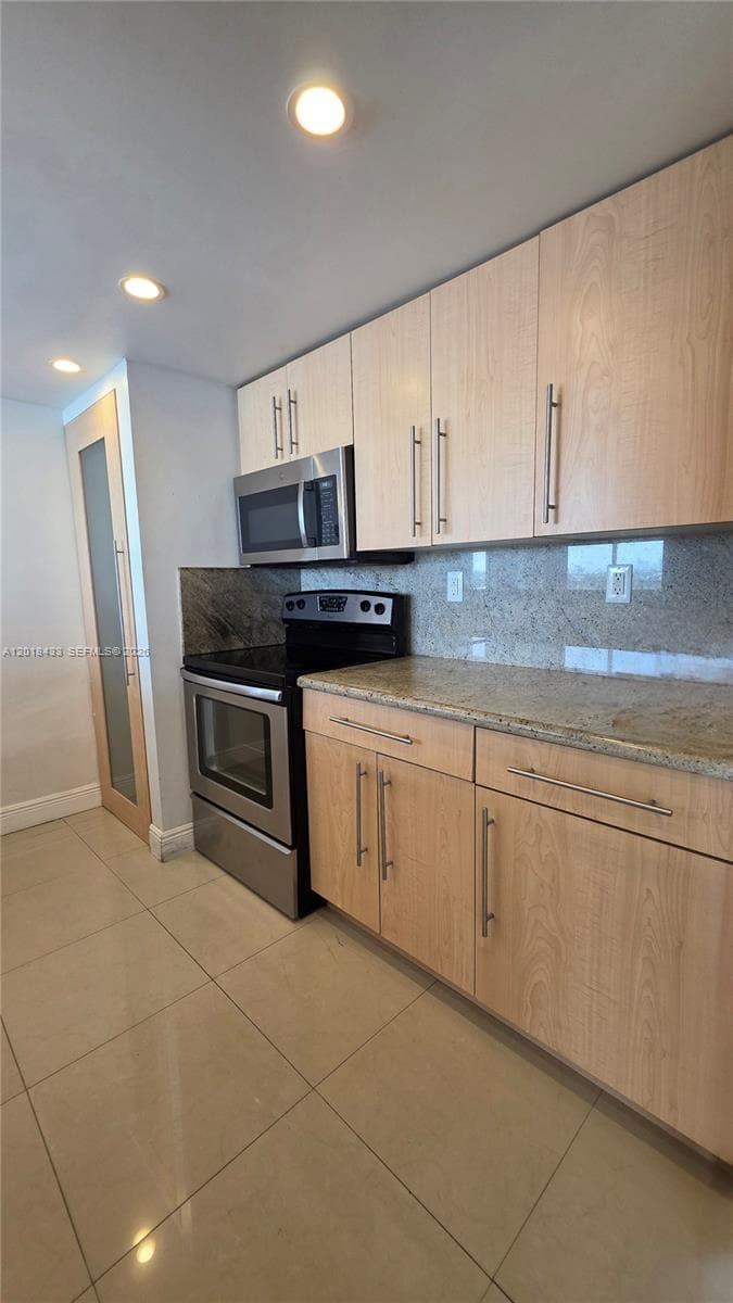 7601 E Treasure Dr 1516 photo 19
