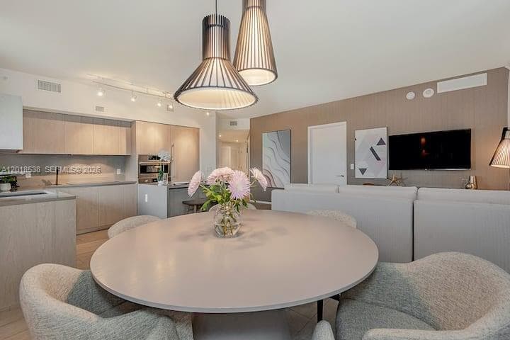 4010 Ocean Dr 5