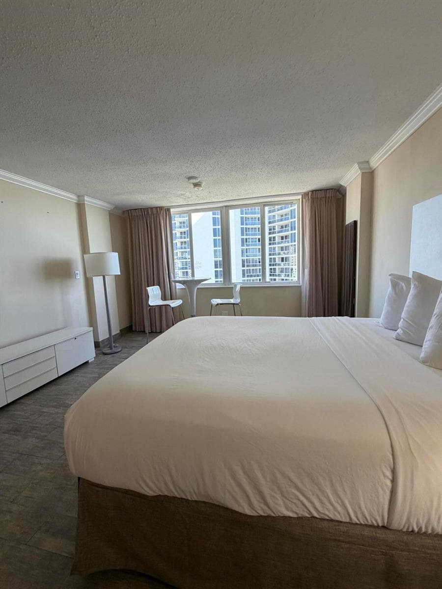 19201 Collins Avenue 1122 photo 7