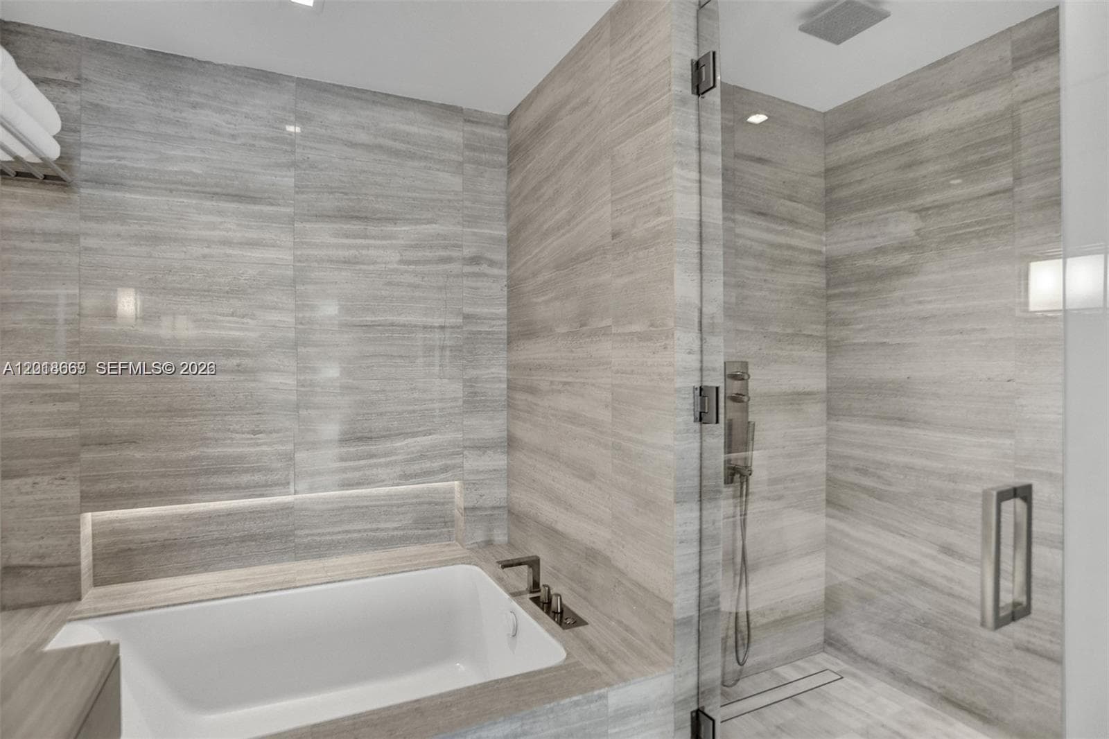 18975 Collins Ave 2204 photo 22
