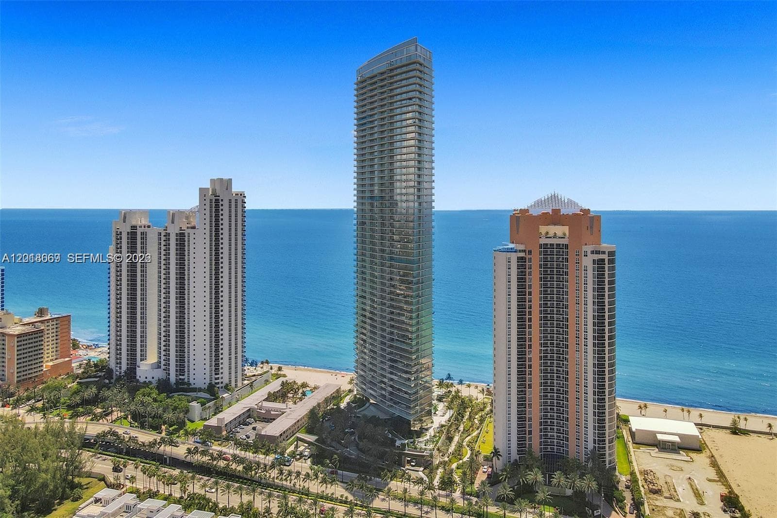 18975 Collins Ave 4