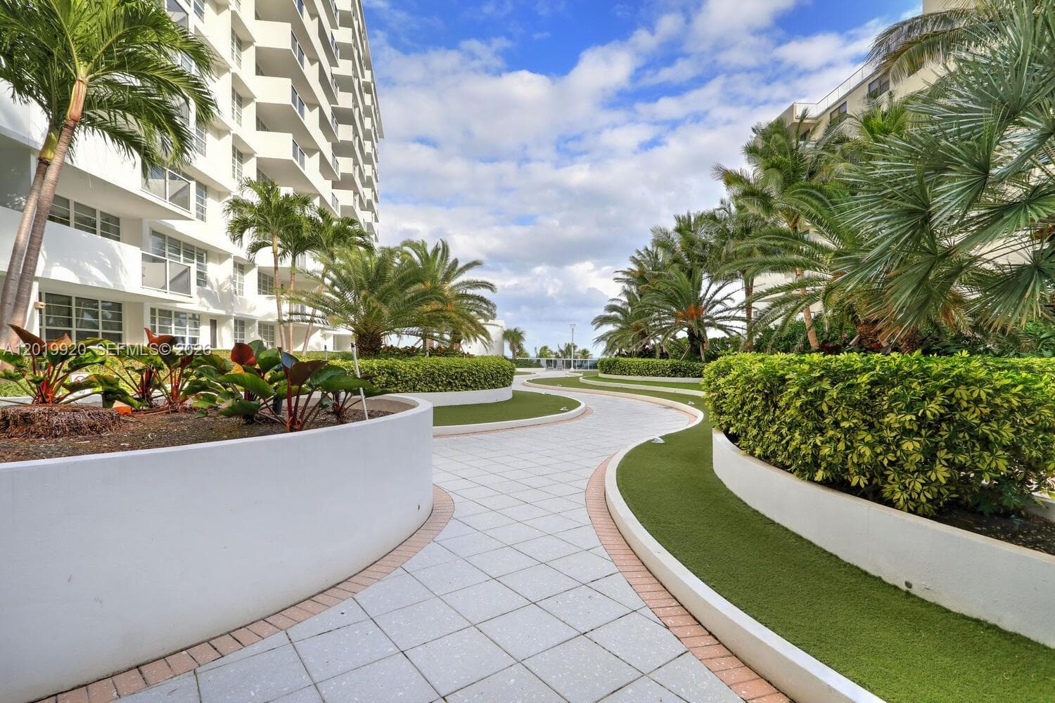 100 Lincoln Rd 330 photo 13