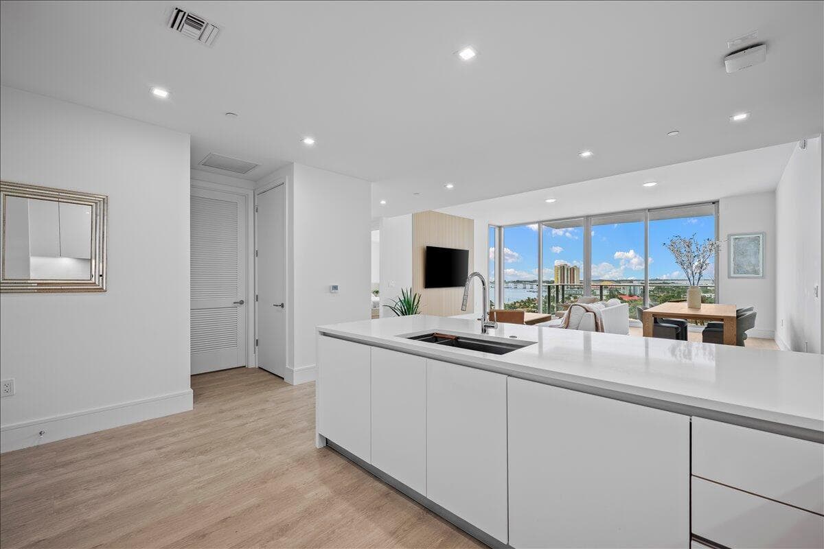 220 Lake Shore Drive #1207 5