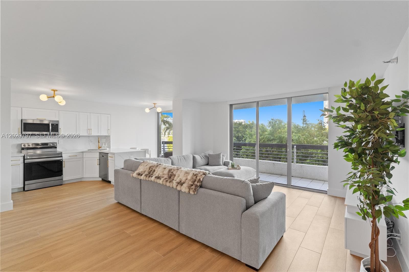 19101 NE 36th Ct 402 photo 1