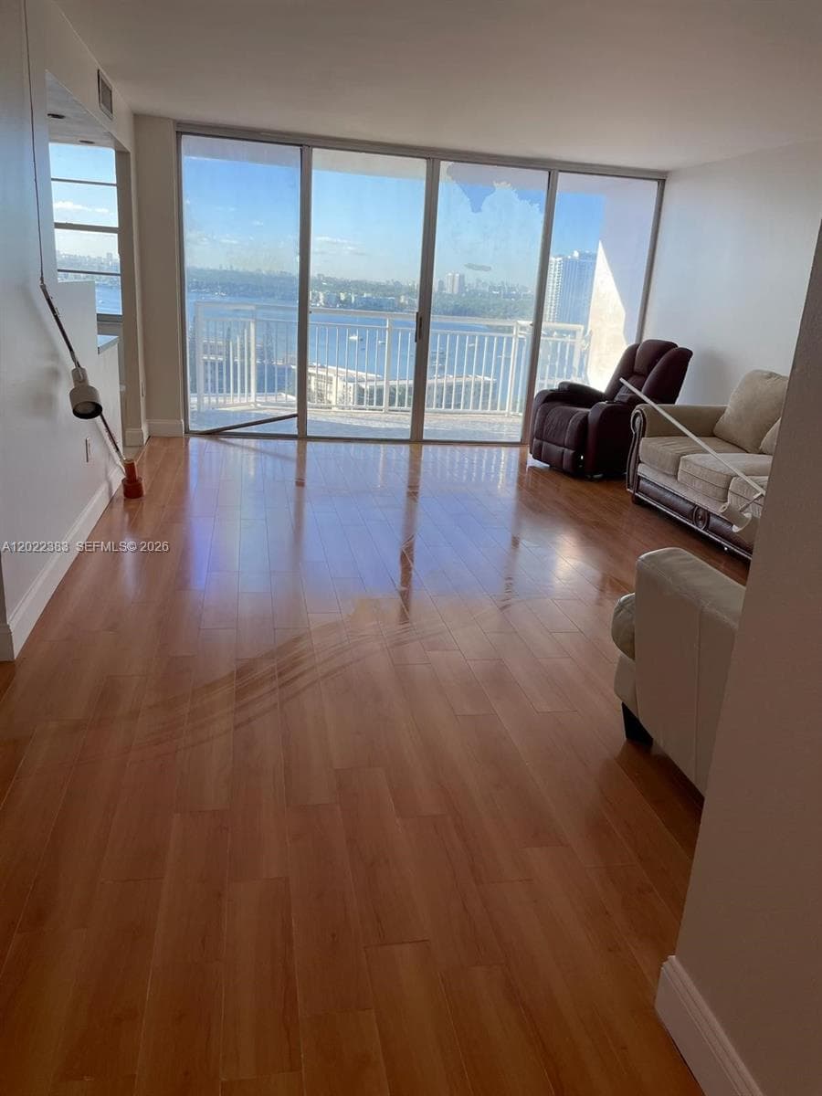 18021 Biscayne Blvd 1701/2 photo 1