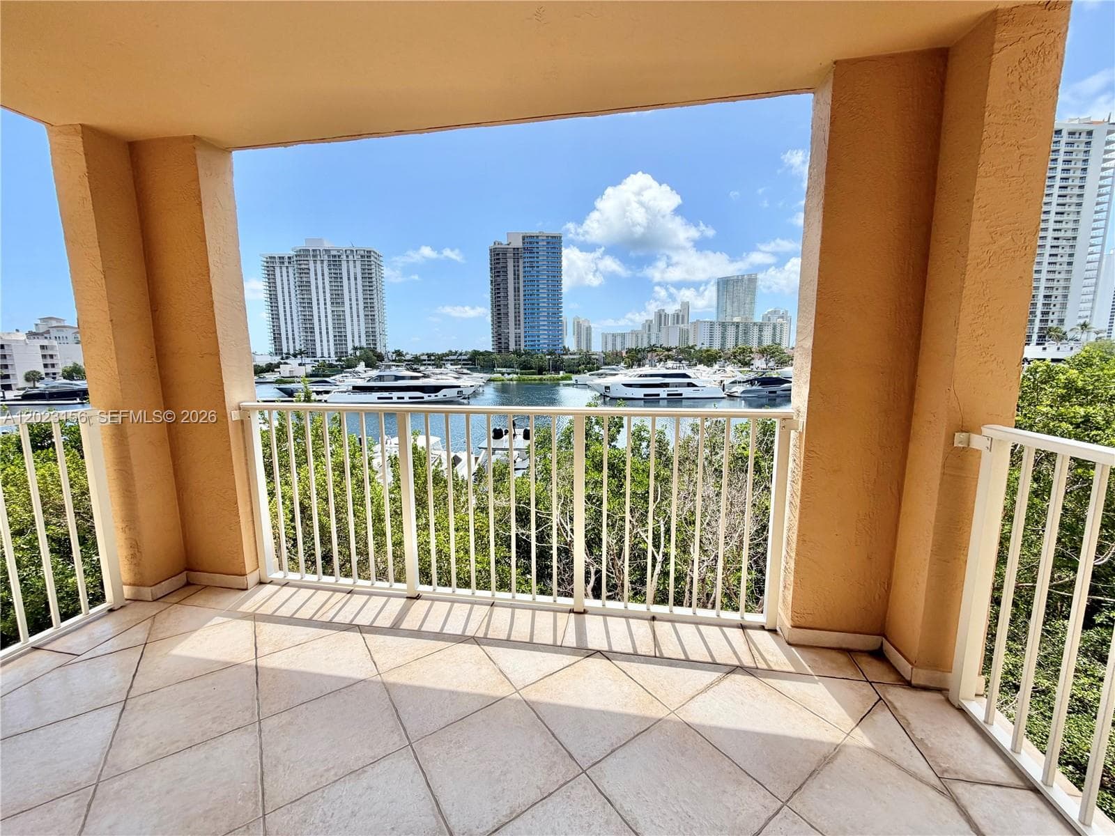 19877 E Country Club Dr 3408 photo 1