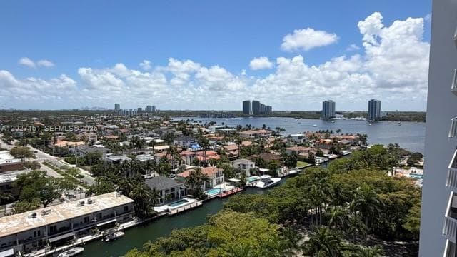 2000 Island Blvd 1404 photo 16
