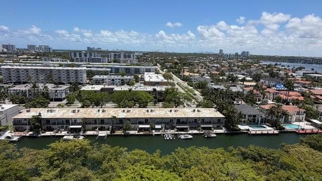2000 Island Blvd 1404 photo 18