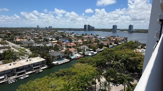 2000 Island Blvd 1404 photo 19