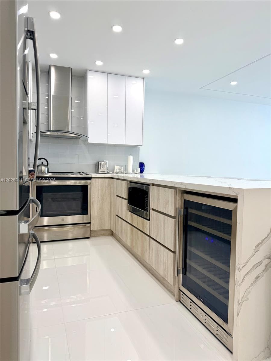 19390 Collins Ave 908 photo 3