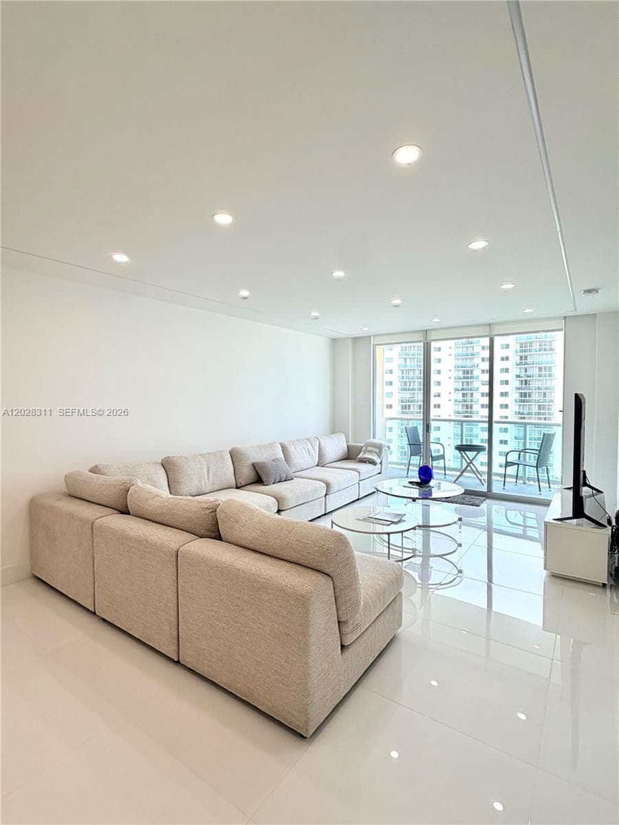 19390 Collins Ave 908 photo 10