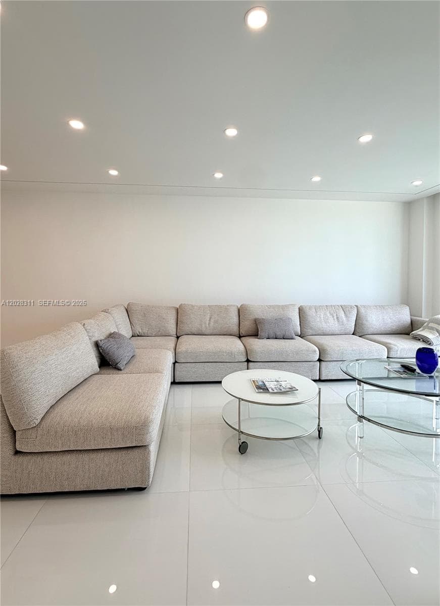 19390 Collins Ave 908 photo 11