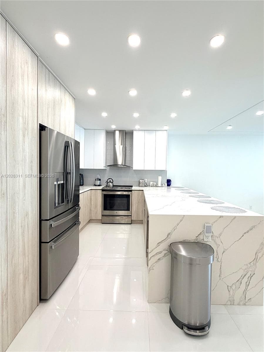 19390 Collins Ave 908 photo 4