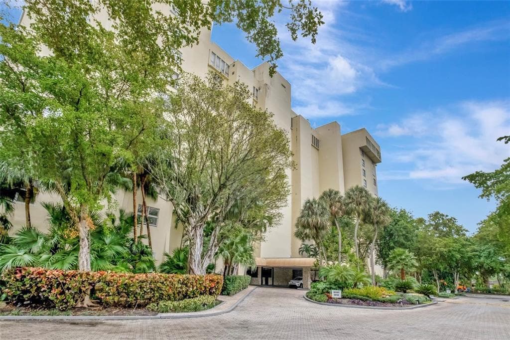 11111 Biscayne Boulevard Tower 2 - 4C or 427 photo 3
