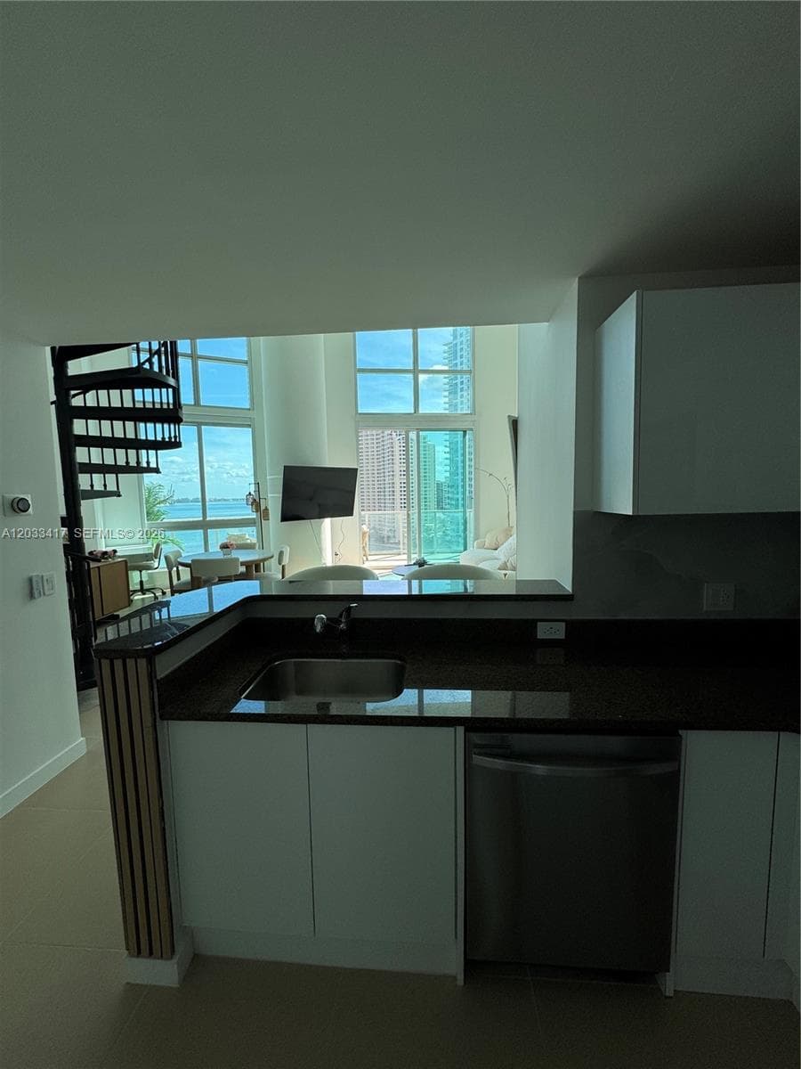 300 S Biscayne Blvd L-1218 photo 5