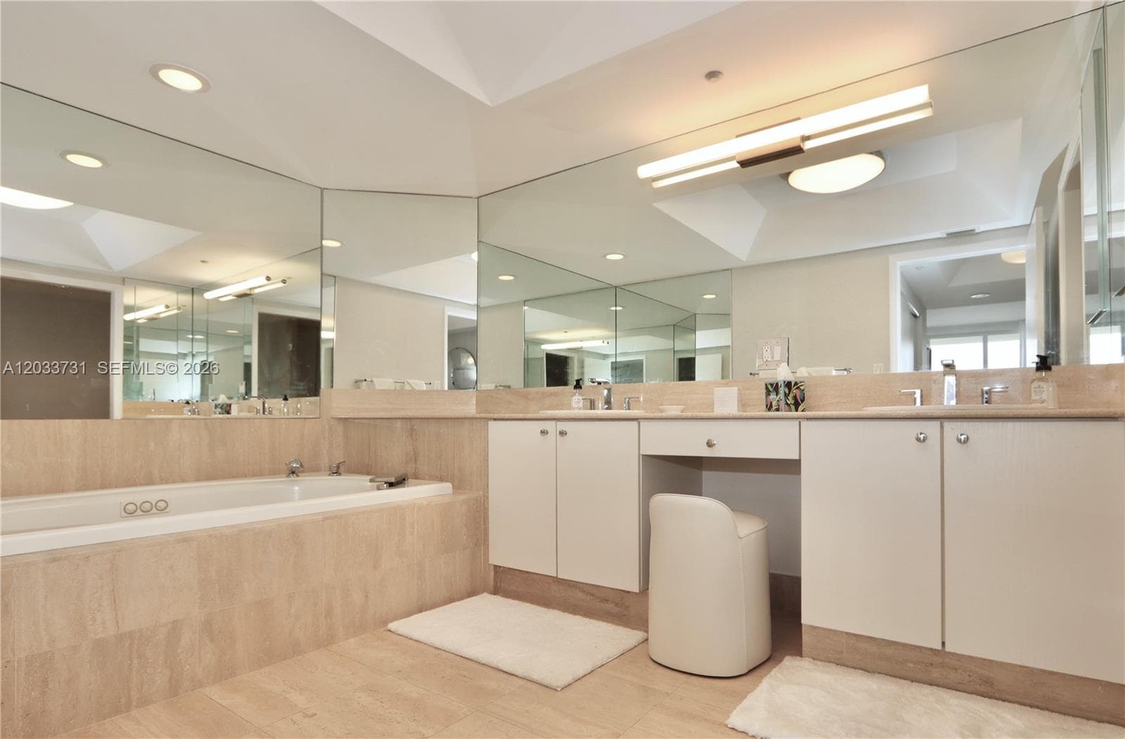 7000 Island Blvd 2605 photo 10