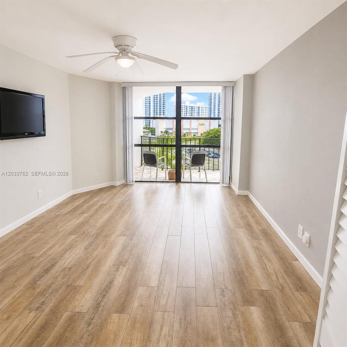 800 Parkview Dr 512 photo 12