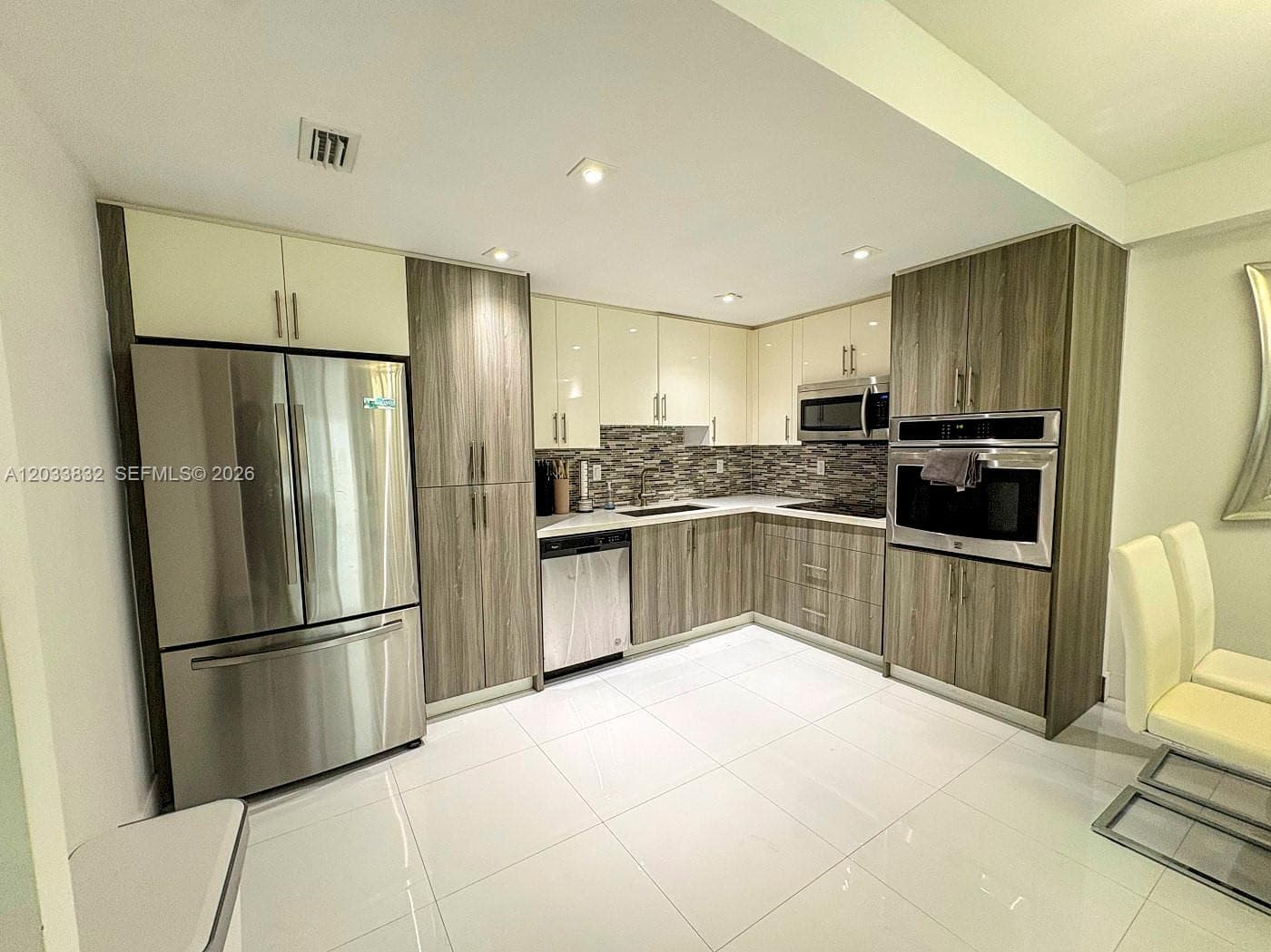 19380 Collins Ave 827 photo 2